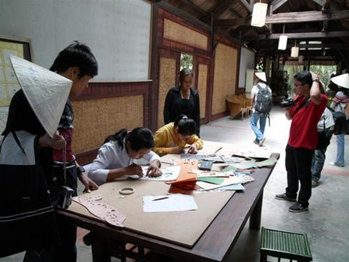 Tham quan khu nghề tranh ghép gỗ - Ảnh: N.C.T Tham quan khu nghề tranh ghép gỗ - Ảnh: N.C.T