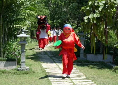 Múa lân ngày tết trên đường làng Nam bộ - Ảnh: N.C.T