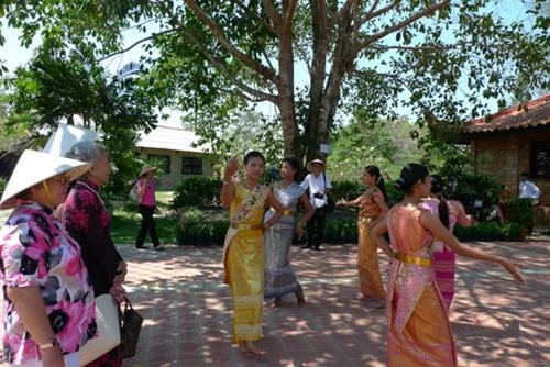 Xem múa Lăm Vông của dân tộc Khmer - Ảnh: N.C.T