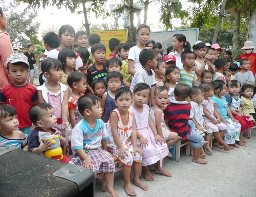 Các bé đang sống tại chùa Bồ Đề (Bình Dương) cùng những bạn nhỏ gần đó háo hức chờ được tặng những món quà mùa xuân (do các mạnh thường quân trao tặng) - Ảnh: Huỳnh Nhung Các bé đang sống tại chùa Bồ Đề (Bình Dương) cùng những bạn nhỏ gần đó háo hức chờ được tặng những món quà mùa xuân (do các mạnh thường quân trao tặng) - Ảnh: Huỳnh Nhung