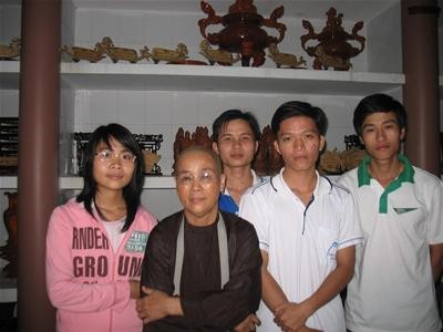 Sư Minh Tú cùng các con Lê Thị Thu và ba nam sinh viên - Ảnh: QH Sư Minh Tú cùng các con Lê Thị Thu và ba nam sinh viên - Ảnh: QH