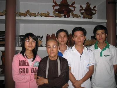 Sư Minh Tú cùng các con Lê Thị Thu và ba nam sinh viên - Ảnh: QH