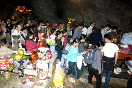 Động Hương Tích (Chùa Hương) ngày đầu năm. Ảnh: Hoàng Hà.