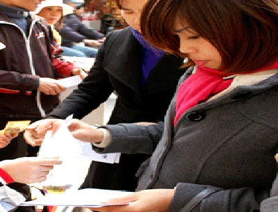 Phủ Tây Hồ đông nghịt, nhiều người phái bái vọng từ bên ngoài Một "cành vàng, lá ngọc" giá tới 40 ngàn đồng (đắt gần gấp đôi bên ngoài), nhưng người mua không hề tiếc tiền khi vào chùa Hàng tế lễ đủ loại được bày bán ngay từ cổng chùa Bồ Đề (Long Biên) Chen lấn nhau để được đóng tiền công đức cho nhà chùa Các bạn trẻ đua nhau mua thẻ quẻ đầu năm và mong chờ may mắn Đánh giầy vào phục vụ ngay trong sân Chùa mong được hưởng lộc đầu năm Nghĩ rằng nhiều khách đi chùa có nhu cầu ăn uống, một nhà hàng nổi trên du thuyền đã "cặp bến" ngày sát Phủ Tây hồ để làm dịch vụ ăn, uống