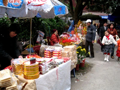 Phủ Tây Hồ đông nghịt, nhiều người phái bái vọng từ bên ngoài Một "cành vàng, lá ngọc" giá tới 40 ngàn đồng (đắt gần gấp đôi bên ngoài), nhưng người mua không hề tiếc tiền khi vào chùa Hàng tế lễ đủ loại được bày bán ngay từ cổng chùa Bồ Đề (Long Biên) Chen lấn nhau để được đóng tiền công đức cho nhà chùa Các bạn trẻ đua nhau mua thẻ quẻ đầu năm và mong chờ may mắn Đánh giầy vào phục vụ ngay trong sân Chùa mong được hưởng lộc đầu năm Nghĩ rằng nhiều khách đi chùa có nhu cầu ăn uống, một nhà hàng nổi trên du thuyền đã "cặp bến" ngày sát Phủ Tây hồ để làm dịch vụ ăn, uống
