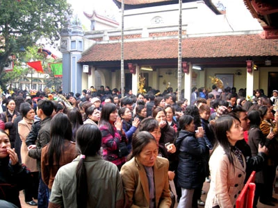 Mùng 6 đẹp ngày, chen nhau vào chùa ảnh 1