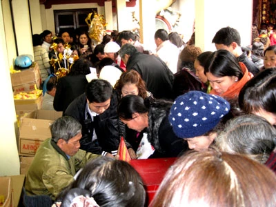 Phủ Tây Hồ đông nghịt, nhiều người phái bái vọng từ bên ngoài Một "cành vàng, lá ngọc" giá tới 40 ngàn đồng (đắt gần gấp đôi bên ngoài), nhưng người mua không hề tiếc tiền khi vào chùa Hàng tế lễ đủ loại được bày bán ngay từ cổng chùa Bồ Đề (Long Biên) Chen lấn nhau để được đóng tiền công đức cho nhà chùa Các bạn trẻ đua nhau mua thẻ quẻ đầu năm và mong chờ may mắn Đánh giầy vào phục vụ ngay trong sân Chùa mong được hưởng lộc đầu năm Nghĩ rằng nhiều khách đi chùa có nhu cầu ăn uống, một nhà hàng nổi trên du thuyền đã "cặp bến" ngày sát Phủ Tây hồ để làm dịch vụ ăn, uống