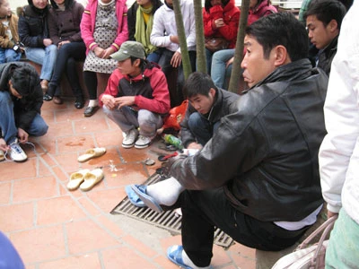 Phủ Tây Hồ đông nghịt, nhiều người phái bái vọng từ bên ngoài Một "cành vàng, lá ngọc" giá tới 40 ngàn đồng (đắt gần gấp đôi bên ngoài), nhưng người mua không hề tiếc tiền khi vào chùa Hàng tế lễ đủ loại được bày bán ngay từ cổng chùa Bồ Đề (Long Biên) Chen lấn nhau để được đóng tiền công đức cho nhà chùa Các bạn trẻ đua nhau mua thẻ quẻ đầu năm và mong chờ may mắn Đánh giầy vào phục vụ ngay trong sân Chùa mong được hưởng lộc đầu năm Nghĩ rằng nhiều khách đi chùa có nhu cầu ăn uống, một nhà hàng nổi trên du thuyền đã "cặp bến" ngày sát Phủ Tây hồ để làm dịch vụ ăn, uống