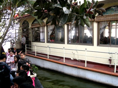 Phủ Tây Hồ đông nghịt, nhiều người phái bái vọng từ bên ngoài Một "cành vàng, lá ngọc" giá tới 40 ngàn đồng (đắt gần gấp đôi bên ngoài), nhưng người mua không hề tiếc tiền khi vào chùa Hàng tế lễ đủ loại được bày bán ngay từ cổng chùa Bồ Đề (Long Biên) Chen lấn nhau để được đóng tiền công đức cho nhà chùa Các bạn trẻ đua nhau mua thẻ quẻ đầu năm và mong chờ may mắn Đánh giầy vào phục vụ ngay trong sân Chùa mong được hưởng lộc đầu năm Nghĩ rằng nhiều khách đi chùa có nhu cầu ăn uống, một nhà hàng nổi trên du thuyền đã "cặp bến" ngày sát Phủ Tây hồ để làm dịch vụ ăn, uống