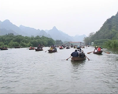 Du khách trảy hội chùa Hương trong ngày khai hội