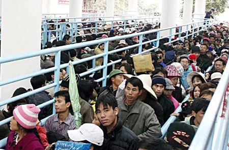 Chen chúc mua vé đi cáp treo tại chùa Hương.