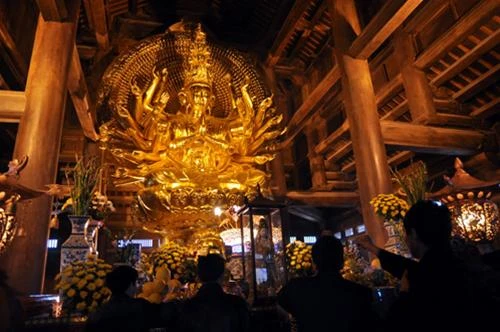 Du khách thắp hương, chiêm ngưỡng tượng Bồ tát Quan Thế Âm bằng đồng lớn nhất Việt Nam - Ảnh: Thuận Thắng