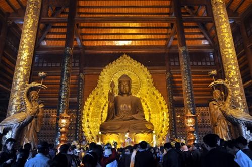 Thắp hương trước Tượng Phật Tổ Như Lai nặng 100 tấn - Ảnh: Thuận Thắng Thắp hương trước Tượng Phật Tổ Như Lai nặng 100 tấn - Ảnh: Thuận Thắng