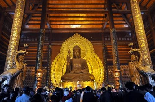 Thắp hương trước Tượng Phật Tổ Như Lai nặng 100 tấn - Ảnh: Thuận Thắng