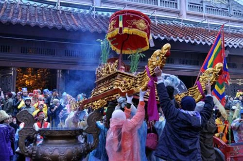 Lễ rước kiệu từ ngôi chùa mới về ngôi chùa cổ nằm sâu trong núi - Ảnh: Thuận Thắng