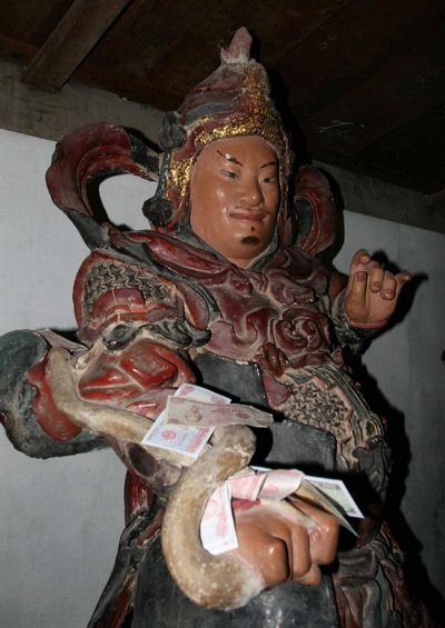 Bát Bộ Kim Cương (8 vị) với các thế võ danh bất hư truyền, với các tà áo được sử sách miêu tả là sinh động như đang bay trong gió tuyệt đẹp thế này, cũng bị múa võ… ăn tiền. Trong khi đó, trớ trêu thay, hòm “Quỹ từ thiện” với dòng chữ trang trọng, hòm kính đặt ngay lối vào chùa, với 3 nhân viên “canh giữ” và vận động du khách “mở hầu bao” thì lại ít tiền. Suốt buổi, chúng tôi không thấy ai tới “Quỹ từ thiện” đó.