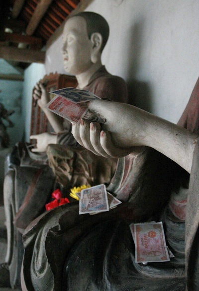 Bát Bộ Kim Cương (8 vị) với các thế võ danh bất hư truyền, với các tà áo được sử sách miêu tả là sinh động như đang bay trong gió tuyệt đẹp thế này, cũng bị múa võ… ăn tiền. Trong khi đó, trớ trêu thay, hòm “Quỹ từ thiện” với dòng chữ trang trọng, hòm kính đặt ngay lối vào chùa, với 3 nhân viên “canh giữ” và vận động du khách “mở hầu bao” thì lại ít tiền. Suốt buổi, chúng tôi không thấy ai tới “Quỹ từ thiện” đó.