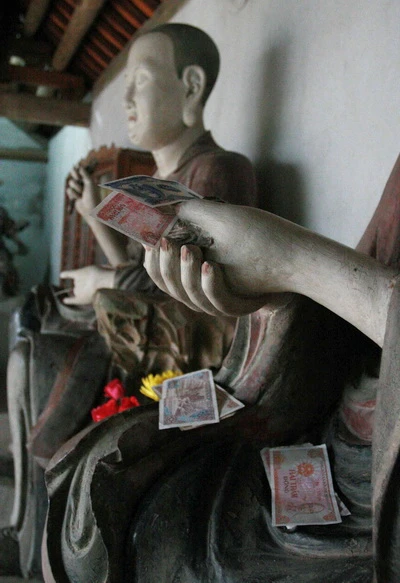 Bát Bộ Kim Cương (8 vị) với các thế võ danh bất hư truyền, với các tà áo được sử sách miêu tả là sinh động như đang bay trong gió tuyệt đẹp thế này, cũng bị múa võ… ăn tiền. Trong khi đó, trớ trêu thay, hòm “Quỹ từ thiện” với dòng chữ trang trọng, hòm kính đặt ngay lối vào chùa, với 3 nhân viên “canh giữ” và vận động du khách “mở hầu bao” thì lại ít tiền. Suốt buổi, chúng tôi không thấy ai tới “Quỹ từ thiện” đó.