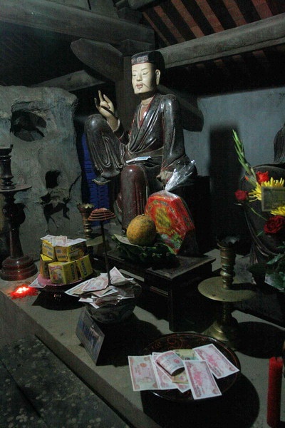 Bát Bộ Kim Cương (8 vị) với các thế võ danh bất hư truyền, với các tà áo được sử sách miêu tả là sinh động như đang bay trong gió tuyệt đẹp thế này, cũng bị múa võ… ăn tiền. Trong khi đó, trớ trêu thay, hòm “Quỹ từ thiện” với dòng chữ trang trọng, hòm kính đặt ngay lối vào chùa, với 3 nhân viên “canh giữ” và vận động du khách “mở hầu bao” thì lại ít tiền. Suốt buổi, chúng tôi không thấy ai tới “Quỹ từ thiện” đó.