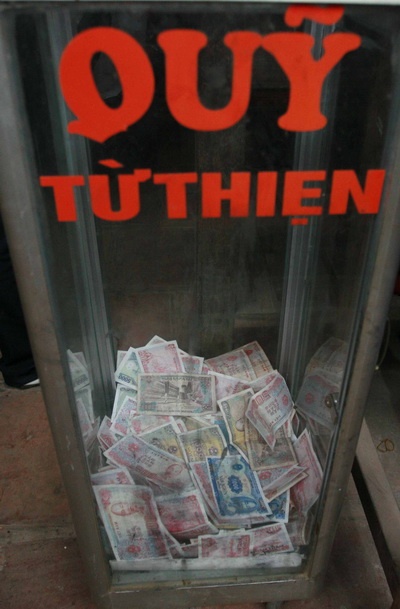 Bát Bộ Kim Cương (8 vị) với các thế võ danh bất hư truyền, với các tà áo được sử sách miêu tả là sinh động như đang bay trong gió tuyệt đẹp thế này, cũng bị múa võ… ăn tiền. Trong khi đó, trớ trêu thay, hòm “Quỹ từ thiện” với dòng chữ trang trọng, hòm kính đặt ngay lối vào chùa, với 3 nhân viên “canh giữ” và vận động du khách “mở hầu bao” thì lại ít tiền. Suốt buổi, chúng tôi không thấy ai tới “Quỹ từ thiện” đó.