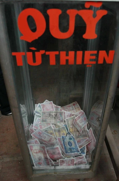 Bát Bộ Kim Cương (8 vị) với các thế võ danh bất hư truyền, với các tà áo được sử sách miêu tả là sinh động như đang bay trong gió tuyệt đẹp thế này, cũng bị múa võ… ăn tiền. Trong khi đó, trớ trêu thay, hòm “Quỹ từ thiện” với dòng chữ trang trọng, hòm kính đặt ngay lối vào chùa, với 3 nhân viên “canh giữ” và vận động du khách “mở hầu bao” thì lại ít tiền. Suốt buổi, chúng tôi không thấy ai tới “Quỹ từ thiện” đó.