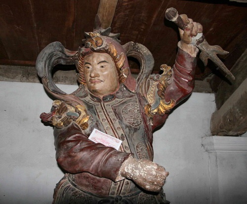 18 vị La Hán cơ mà, các khách "tín ngưỡng" thoải mái nhét tiền cầu may! Cô nàng cầm cả tập tiền lẻ dày cộp, vái đến chóng mặt, giắt tiền vào ngai tượng Thập bát (18) vị La Hán chùa Mía được nhiều tài liệu cho rằng còn đẹp hơn cả “Các vị La Hán chùa Tây Phương” về giá trị thẩm mỹ, điêu khắc cổ. Mỗi người một vẻ, nhưng, tất cả đều bị khách đi chùa “ép” phải cấm tiền lẻ như thế này.