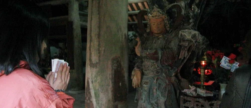 18 vị La Hán cơ mà, các khách "tín ngưỡng" thoải mái nhét tiền cầu may! Cô nàng cầm cả tập tiền lẻ dày cộp, vái đến chóng mặt, giắt tiền vào ngai tượng Thập bát (18) vị La Hán chùa Mía được nhiều tài liệu cho rằng còn đẹp hơn cả “Các vị La Hán chùa Tây Phương” về giá trị thẩm mỹ, điêu khắc cổ. Mỗi người một vẻ, nhưng, tất cả đều bị khách đi chùa “ép” phải cấm tiền lẻ như thế này.