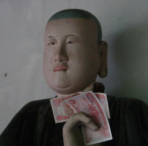 18 vị La Hán cơ mà, các khách "tín ngưỡng" thoải mái nhét tiền cầu may! Cô nàng cầm cả tập tiền lẻ dày cộp, vái đến chóng mặt, giắt tiền vào ngai tượng Thập bát (18) vị La Hán chùa Mía được nhiều tài liệu cho rằng còn đẹp hơn cả “Các vị La Hán chùa Tây Phương” về giá trị thẩm mỹ, điêu khắc cổ. Mỗi người một vẻ, nhưng, tất cả đều bị khách đi chùa “ép” phải cấm tiền lẻ như thế này.