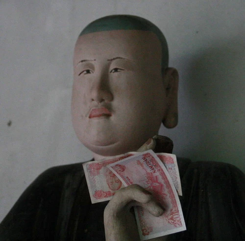 18 vị La Hán cơ mà, các khách "tín ngưỡng" thoải mái nhét tiền cầu may! Cô nàng cầm cả tập tiền lẻ dày cộp, vái đến chóng mặt, giắt tiền vào ngai tượng Thập bát (18) vị La Hán chùa Mía được nhiều tài liệu cho rằng còn đẹp hơn cả “Các vị La Hán chùa Tây Phương” về giá trị thẩm mỹ, điêu khắc cổ. Mỗi người một vẻ, nhưng, tất cả đều bị khách đi chùa “ép” phải cấm tiền lẻ như thế này.