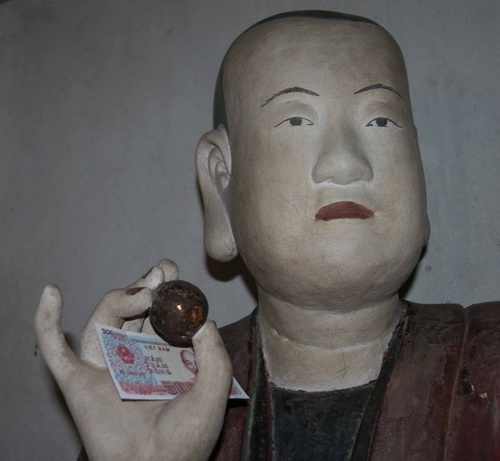 18 vị La Hán cơ mà, các khách "tín ngưỡng" thoải mái nhét tiền cầu may! Cô nàng cầm cả tập tiền lẻ dày cộp, vái đến chóng mặt, giắt tiền vào ngai tượng Thập bát (18) vị La Hán chùa Mía được nhiều tài liệu cho rằng còn đẹp hơn cả “Các vị La Hán chùa Tây Phương” về giá trị thẩm mỹ, điêu khắc cổ. Mỗi người một vẻ, nhưng, tất cả đều bị khách đi chùa “ép” phải cấm tiền lẻ như thế này.