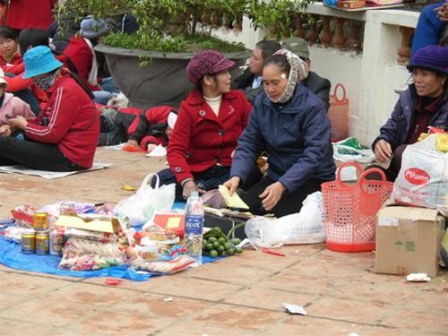 Rất nhiều người bày biện sắp lễ khắp nơi trước khi vào lễ Phật Rất nhiều người bày biện sắp lễ khắp nơi trước khi vào lễ Phật