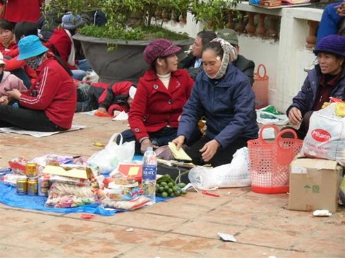 Rất nhiều người bày biện sắp lễ khắp nơi trước khi vào lễ Phật