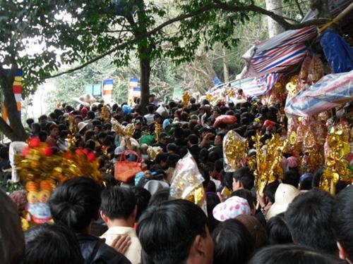 Chen lấn trẩy hội chùa Hương ảnh 2 Chen lấn trẩy hội chùa Hương ảnh 2