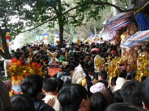 Chen lấn trẩy hội chùa Hương ảnh 2