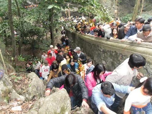 Chen lấn trẩy hội chùa Hương ảnh 3