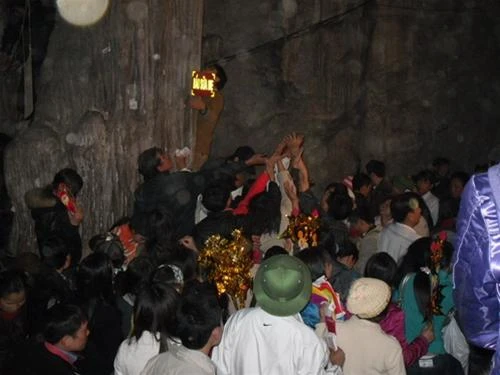 Chen lấn trẩy hội chùa Hương ảnh 5