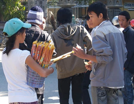 Khách viếng chùa mua nhang.