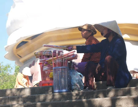 Bán nhang trên đường tam cấp lên Kim Thân Phật Tổ.