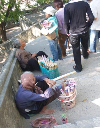 Nhiều cụ già ngồi bán nhang cho khách thập phương.