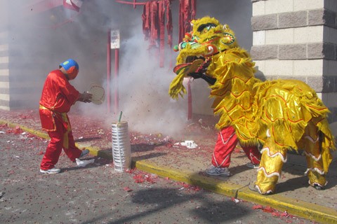 Xác pháo đỏ rơi lá tả trong một góc thương xá.