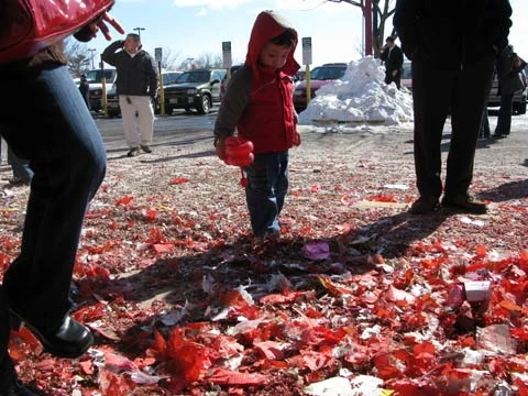 Cậu bé con chơi đùa với xác pháo.