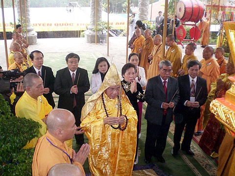 Phó Chủ tịch nước Nguyễn Thị Doan dâng hương cầu nguyện quốc thái, dân an tại đền Huyền Trân.