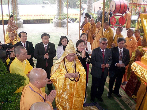 Phó Chủ tịch nước Nguyễn Thị Doan dâng hương cầu nguyện quốc thái, dân an tại đền Huyền Trân.