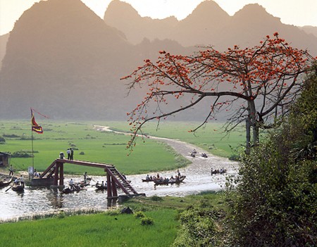 Du xuân như một nét đẹp văn hóa. Ảnh: fiditour.vn Du xuân như một nét đẹp văn hóa. Ảnh: fiditour.vn