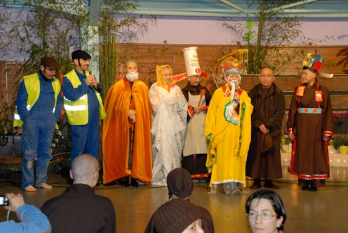 19. Cac dien vien chao khan gia.jpg