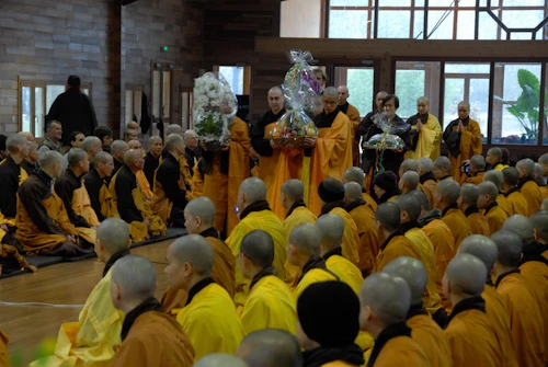 23. Dang qua chuc tho Su Ong.jpg