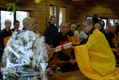 25. Dang qua len Su Ong.jpg