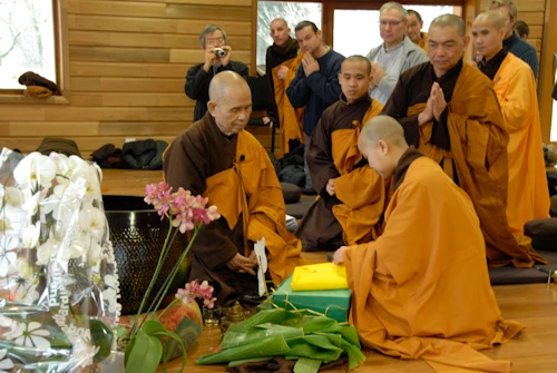 27. Mo qua cho Su Ong xem.jpg