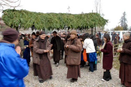 47. Phat ve choi hoi cho Xuan.jpg