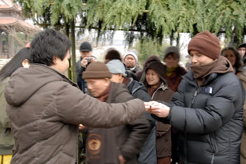 48. Nhan ve choi hoi cho Xuan.jpg